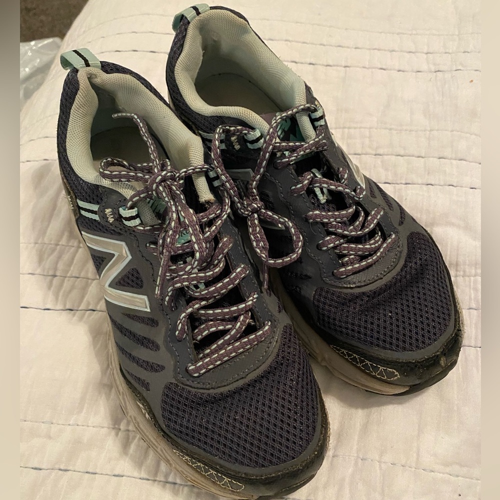 NEW BALANCE Lonoke sneakers size 7.5.